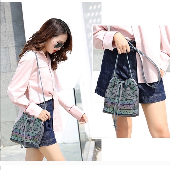 HOLOGRAPHIC BAG bucket LUMINIOUS
NEW latest trend - Picture 3 of 7